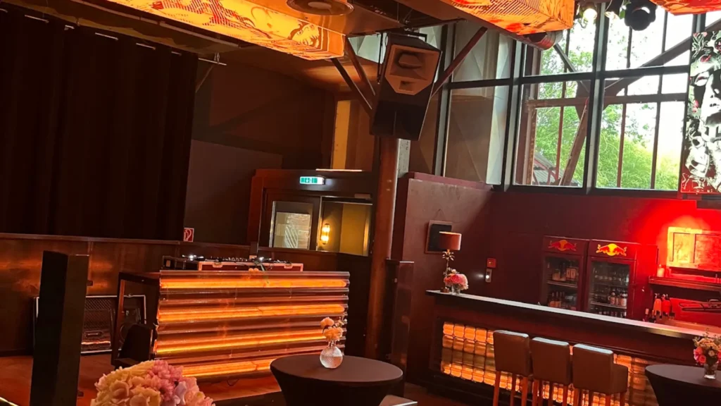 Club Raum in der Seifenfabrik Dr. Thompsons: Einblicke in eine moderne Hochzeit begleitet durch DJ Marcel Glahn.