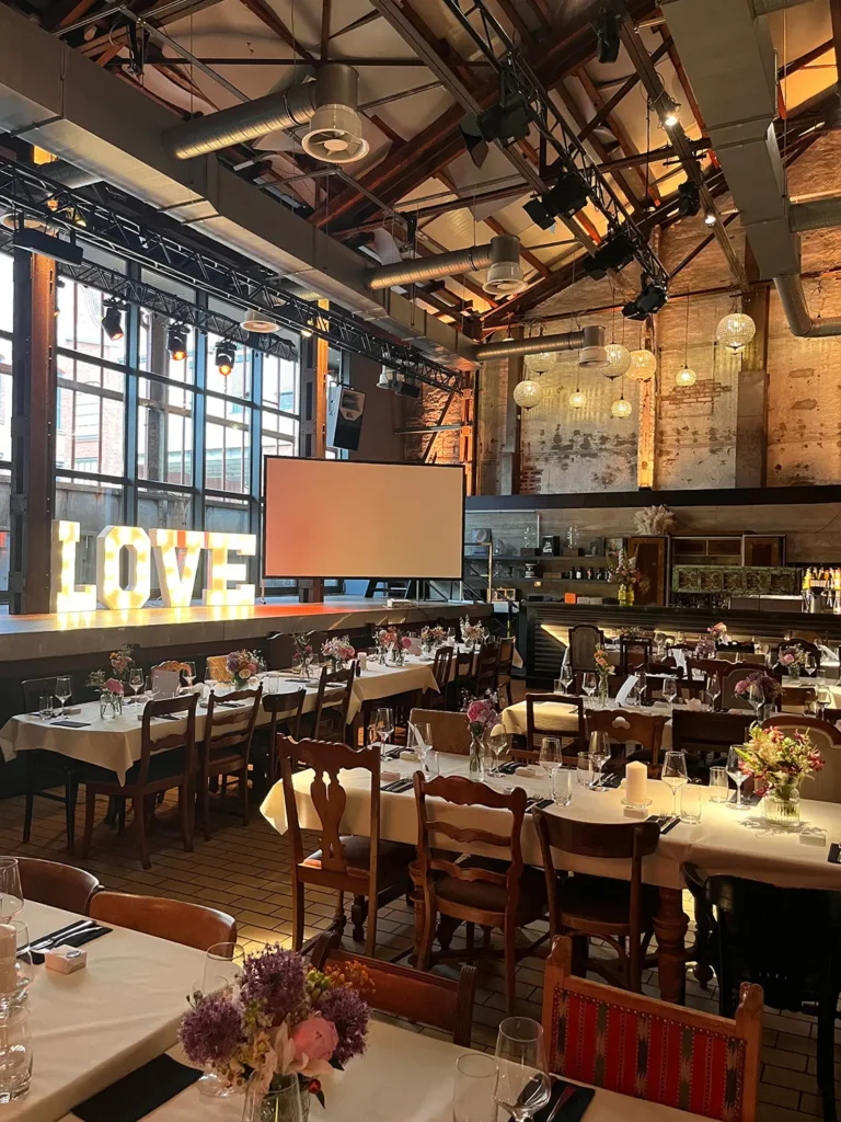 Emotionen und Ästhetik: Einblicke in eine moderne Hochzeit begleitet durch DJ Marcel Glahn.