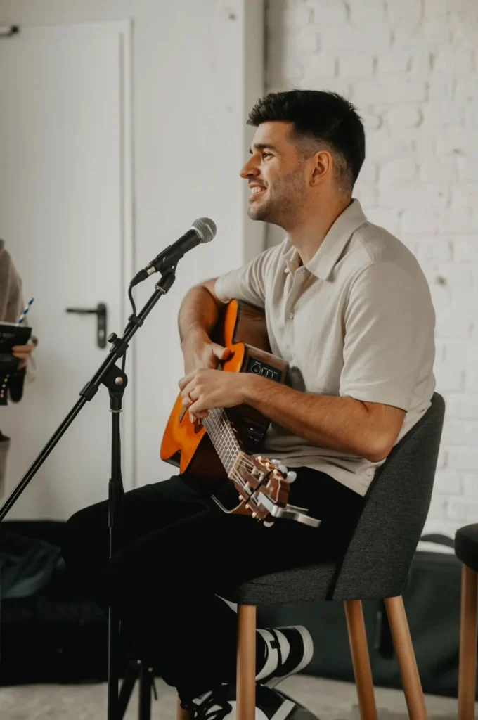 Absprachen und passende Planung zwischen DJ Marcel Glahn und der Live Musik.