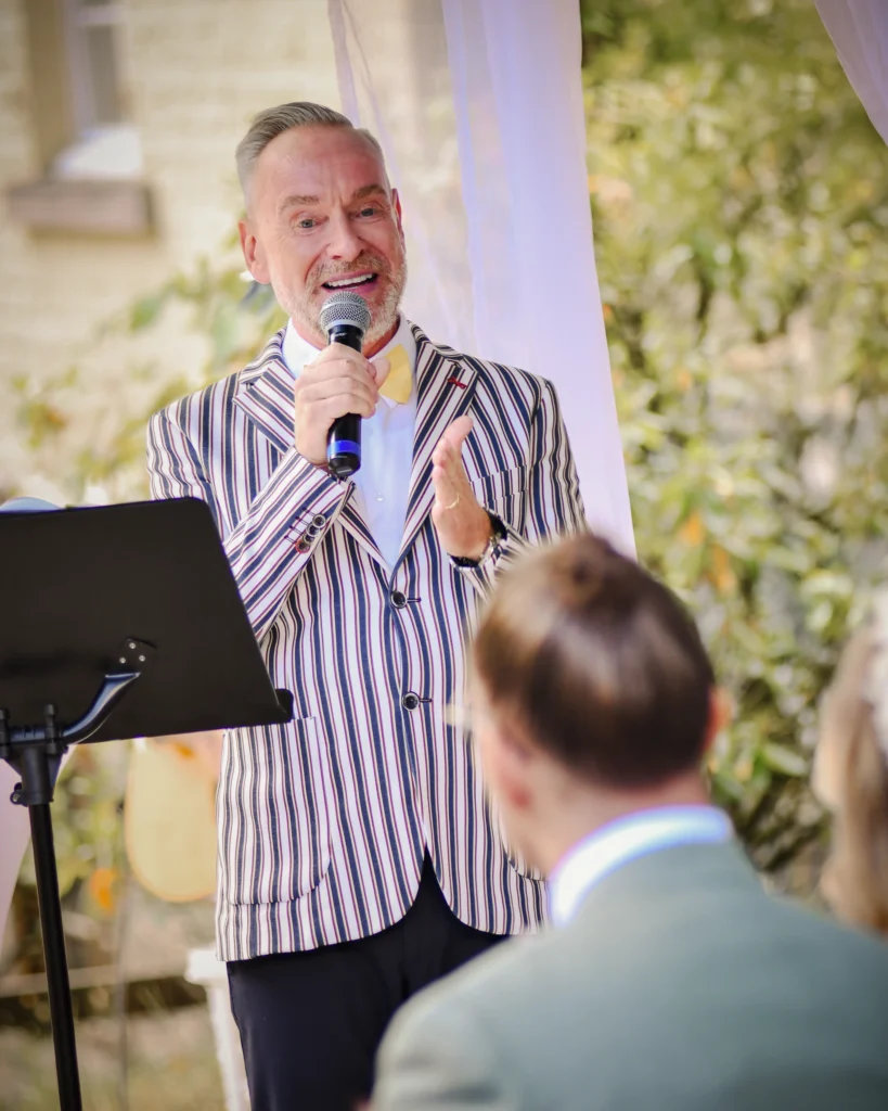 Professionelle Dienstleister:innen vor Ort - DJ Marcel Glahn koordiniert den Ablauf mit dem Trauredner