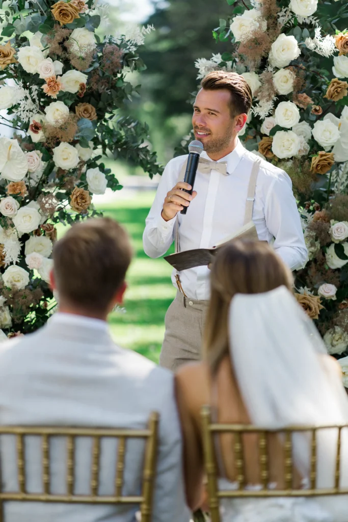 Professionelle Dienstleister:innen vor Ort - DJ Marcel Glahn koordiniert den Ablauf vor der freien Trauung