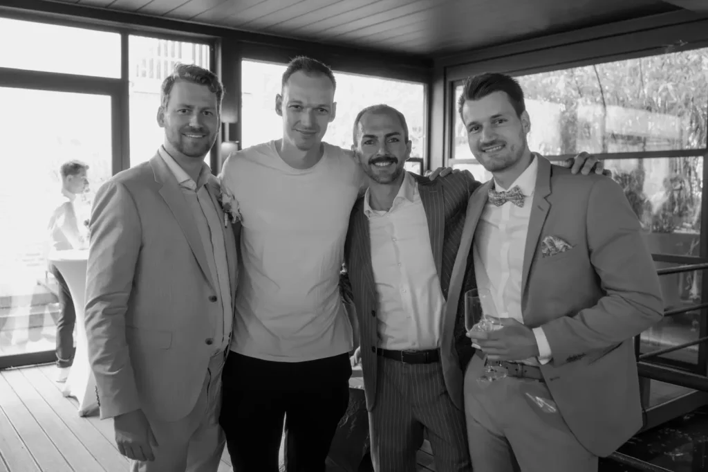 5-Sterne-Vibe: DJ Marcel Glahn mit fröhlichen Hochzeitsgästen in der Seifenfabrik Dr. Thompsons