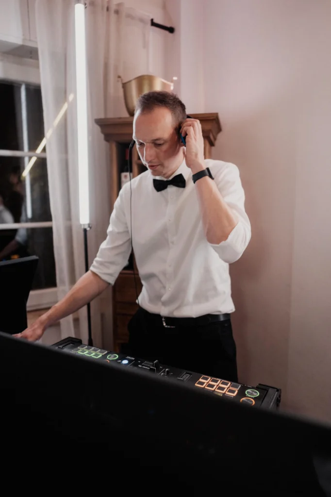 Modernes DJ-Licht-Setup von Marcel Glahn im Lindensaal (Freya by Nöthel) in Duisburg.