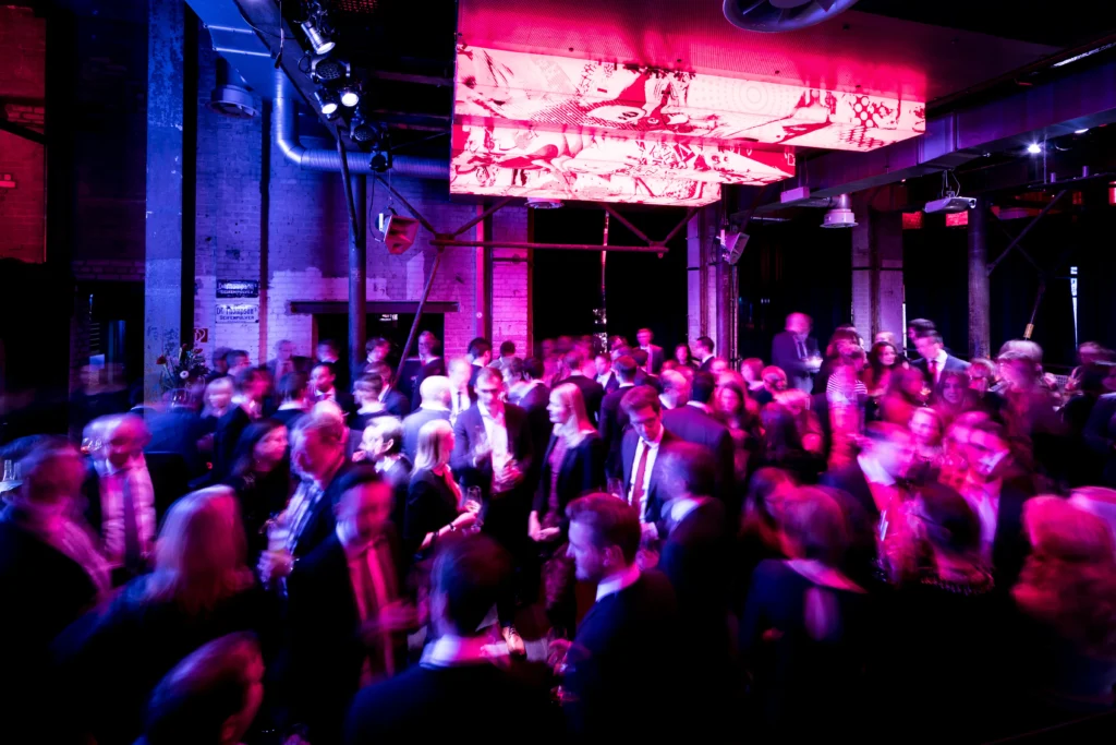 Volle Tanzfläche und Club-Stimmung bei einer Hochzeit in der Seifenfabrik Düsseldorf mit DJ Marcel Glahn.