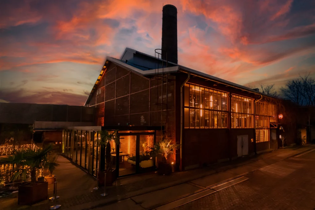 Die markante Außenansicht der Seifenfabrik in Düsseldorf – die perfekte Kulisse für eine urbane Hochzeit im Industrial-Stil.